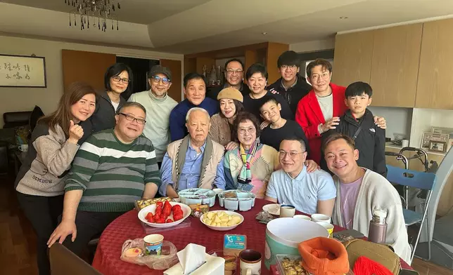 去年年初二，梁祖堯、湯駿業及劉錫賢等人相約到King Sir家中拜年。