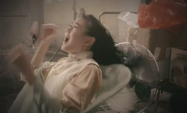 Sherman拍《香港探秘地圖》真係咩都試勻晒咁滯，無論瞓女廁、瞓棺材、被風機捲頭髮，佢都全部親身上陣兼百無禁忌，好專業。