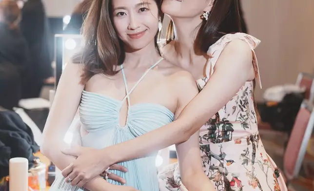 與姊妹陳自瑤合照