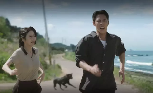 兩人在島上上演令人笑噴的「人狗追逐戰」。Disney+提供圖片