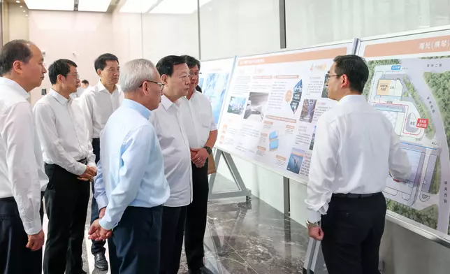 夏寶龍在澳門國際機場橫琴合作區前置貨站調研。港噢辦圖片