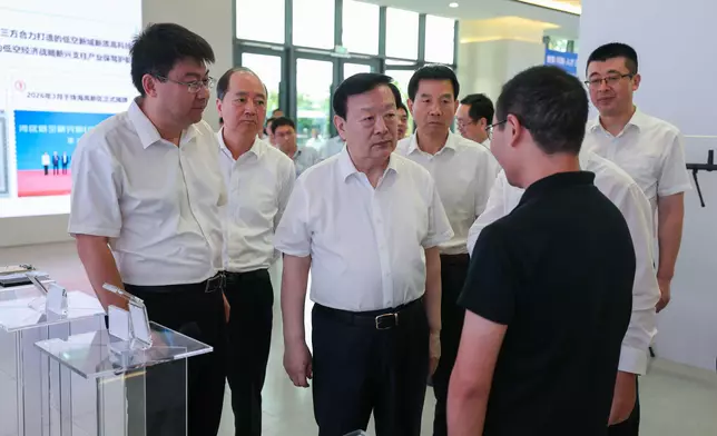 夏寶龍在灣區低空研究院（廣東）有限公司調研。港噢辦圖片