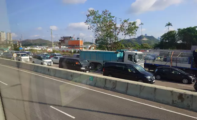 粉嶺公路往九龍方向近松柏塱星期四（6月4日）早上近8時發生三車相撞交通意外。FB圖片