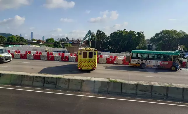 粉嶺公路往九龍方向近松柏塱星期四（6月4日）早上近8時發生三車相撞交通意外。FB圖片
