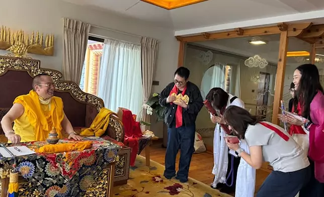 利智與丈夫及小女兒Jada一同現身尼泊爾，拜見第12世金剛總持大司徒仁波切
