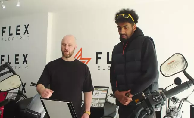 蘇格蘭愛丁堡Flex Electric公司董事羅斯·安德森(左)指出，越來越多消費者選擇這類兩輪車，取代傳統汽車。CCTV影片截圖