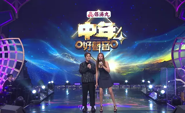 車婉婉模仿旭培搖擺身軀數拍子。