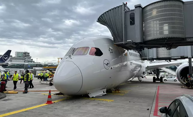 德國漢莎航空一架波音787-9客機，周四中午在法蘭克福機場停機坪發生前起落架坍塌事故。網上圖片