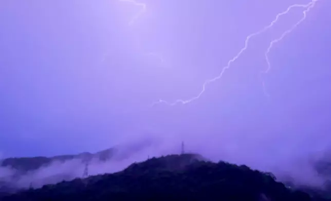 天文台指晚上6時至9時，本港錄得超過一千次雲對地閃電。_karenkuma_ Threads圖片