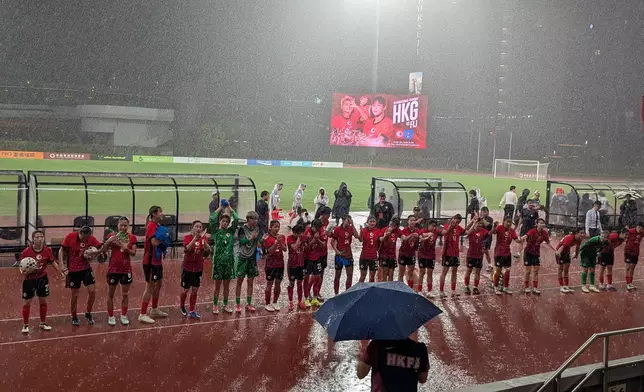 中國香港女足在大雨下，於國際足球友誼賽中擊敗斐濟，賽後球員冒雨答謝球迷支持。dicksonwkfung Threads圖片