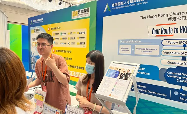 參展商吳先生。巴士的報記者攝