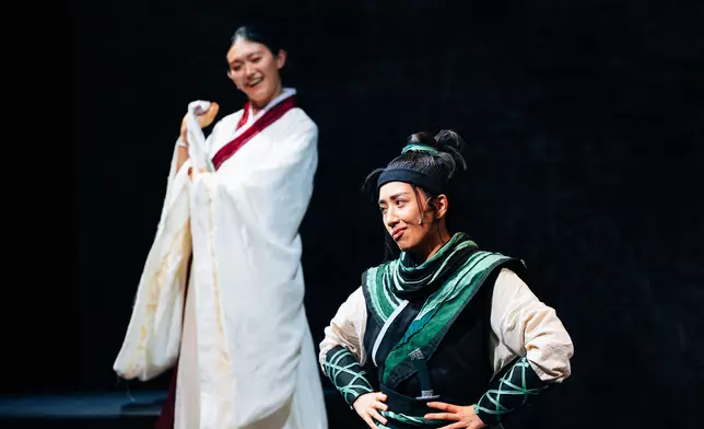 黃智雯鬼馬粗鄙地演繹姚岸高呢個大奸角，一時扮忠誠，轉頭就點到成村人陀陀擰，將全部人玩弄係股掌之中。（攝影：Lee Wai-leung）