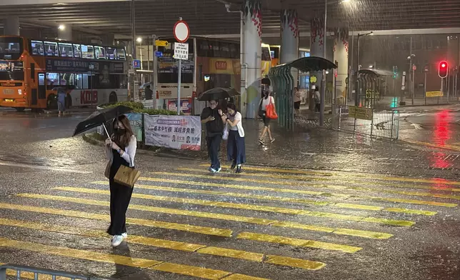 本港天氣持續不穩，天文台接連發出黃雨、紅雨、黑雨警告信號。巴士的報記者攝