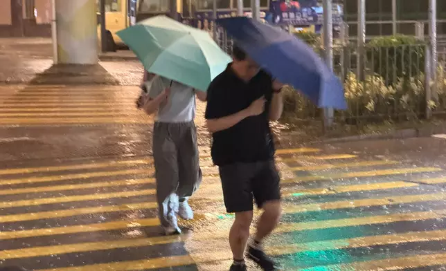 本港天氣持續不穩，天文台接連發出黃雨、紅雨、黑雨警告信號。巴士的報記者攝