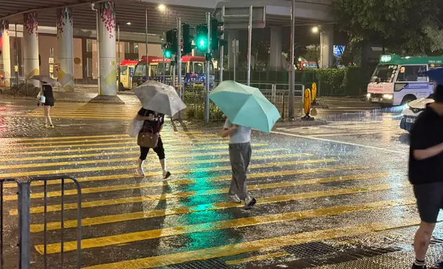 本港天氣持續不穩，天文台接連發出黃雨、紅雨、黑雨警告信號。巴士的報記者攝
