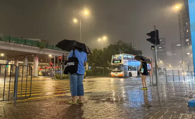 本港天氣持續不穩，天文台接連發出黃雨、紅雨、黑雨警告信號。巴士的報記者攝