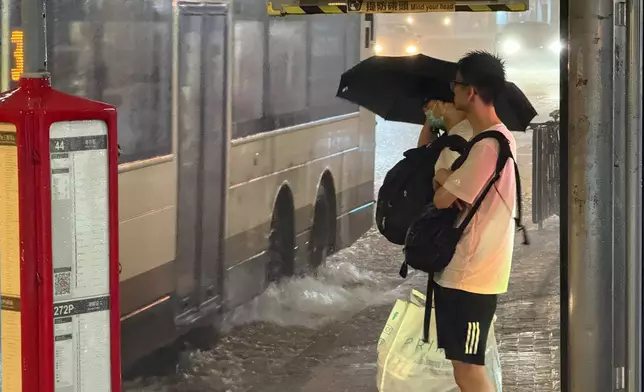 紅雨警告生效。巴士的報記者攝