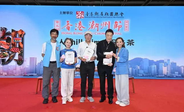 許冠文與陳欣健現身《名人Chill Time 下午茶》。