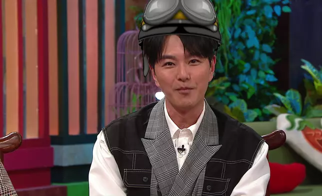 一講「四大長老」，蕭正楠即戴定頭盔。