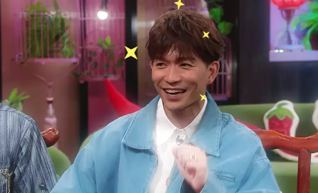 志康喺兩個女面前狂讚自己靚仔。