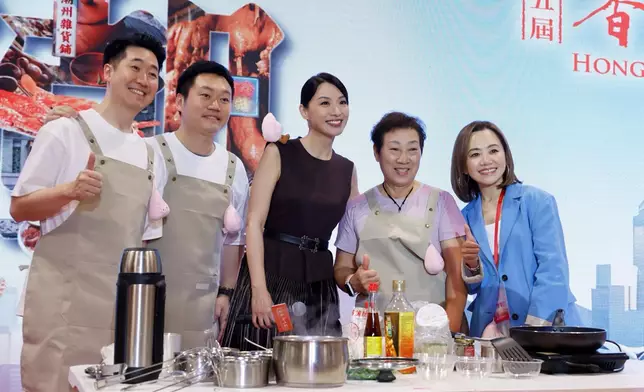 與參賽者合照。