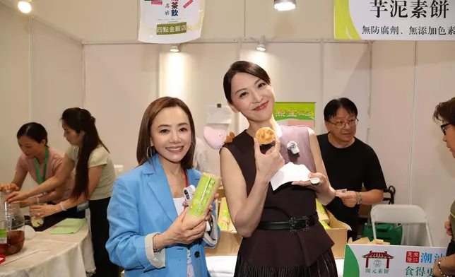 楊玳詩帶領陳煒參觀潮州節美食攤位。