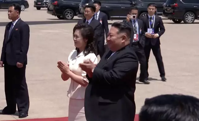 朝鮮勞動黨總書記、國務委員長金正恩與夫人迎接。CCTV影片截圖