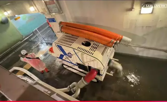渠務署派出強力排水機械人「龍吸水」協助清理。渠務署FB圖片