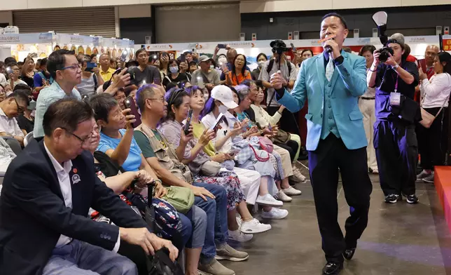 吳大強連唱多首經典歌曲。