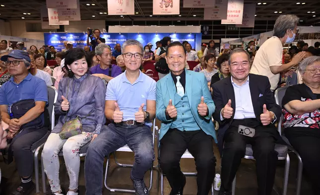 吳大強獻唱，已榮休的前警務處處長蕭澤頤，偕太太特來捧場，潮總主席胡定旭親自恭迎。
