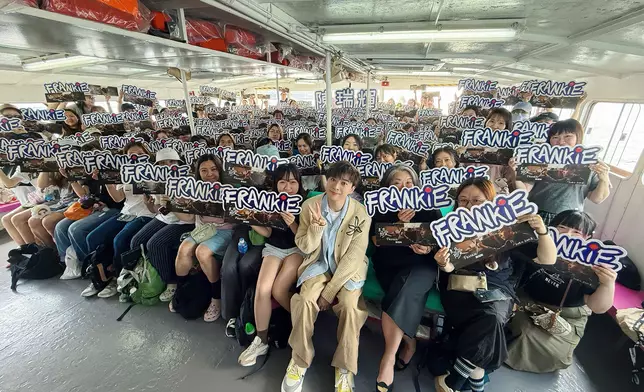 陳瑞輝（Frankie）偕150名「皮寶寶」乘搭水上的士。