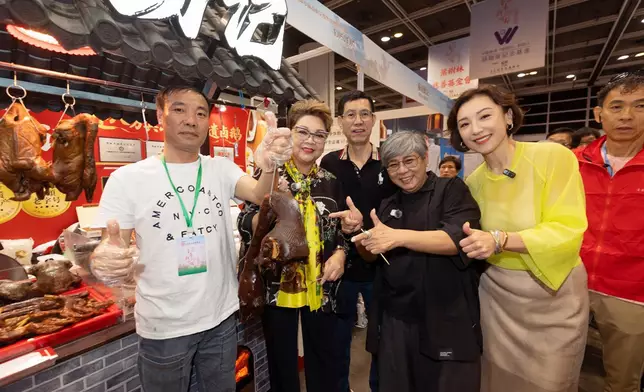 二人逛了不少潮州美食及文化攤位。
