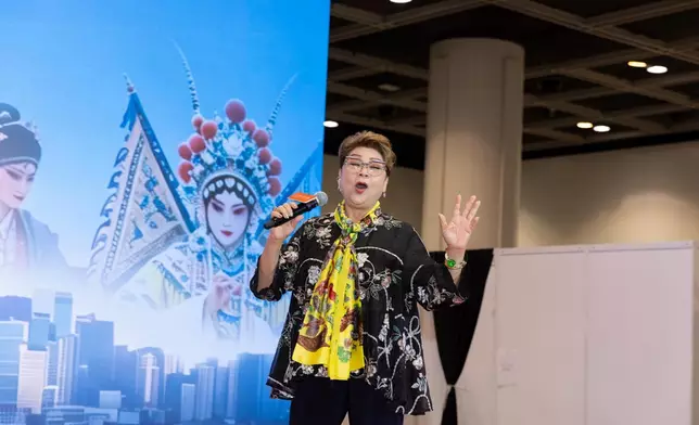 二人即興上台表演。