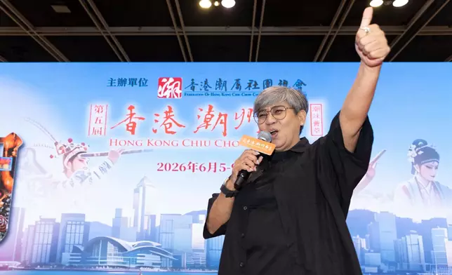 二人即興上台表演。