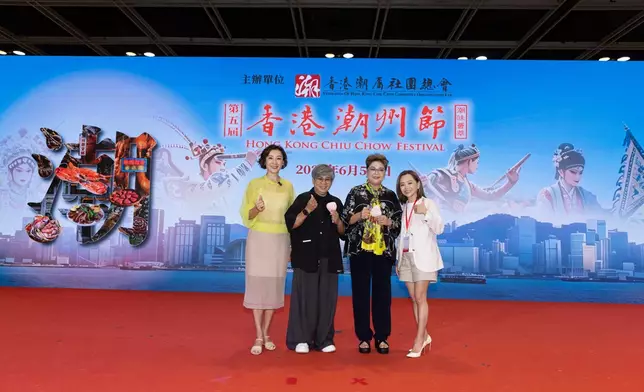 肥媽與黑妹姐李麗霞驚喜現身「香港潮州節」。