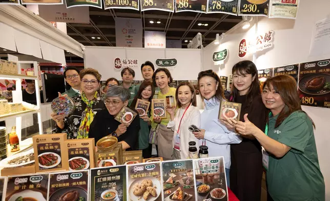 二人逛了不少潮州美食及文化攤位。