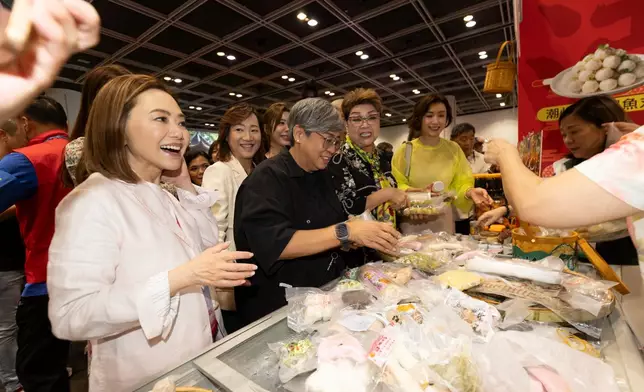 二人逛了不少潮州美食及文化攤位。