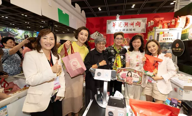 二人逛了不少潮州美食及文化攤位。