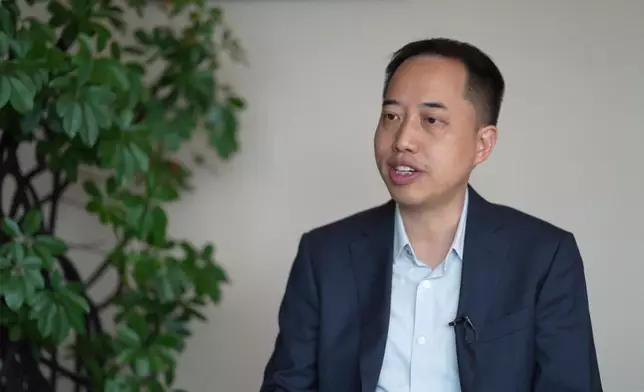 中國科學院大連化學物理研究所催化基礎國家重點實驗室主任陳忠偉表示，中國在固態電池的研究、開發及應用示範方面，已處於國際領先地位。CCTV影片截圖