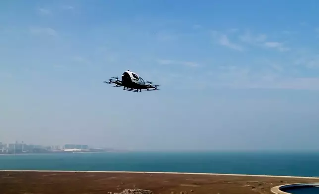 與依賴液態電解質的傳統鋰離子電池不同，固態電池採用固態電解質，符合飛行汽車所需的更高安全標準。CCTV影片截圖
