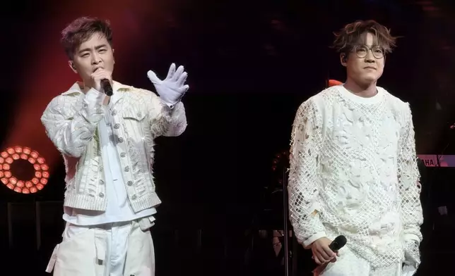 演唱會由造型大師陳華國為主角帶來多套型格服裝。