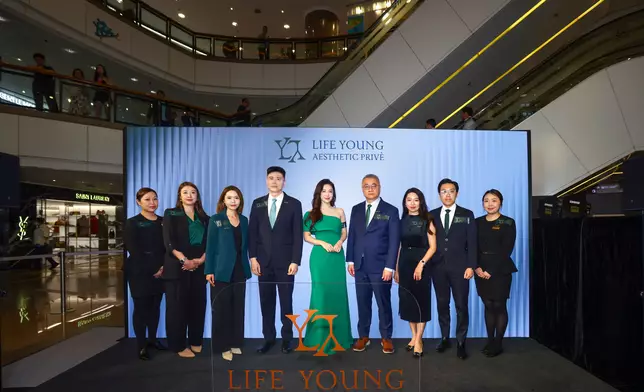 Life Young全新代言人與品牌代表合照。