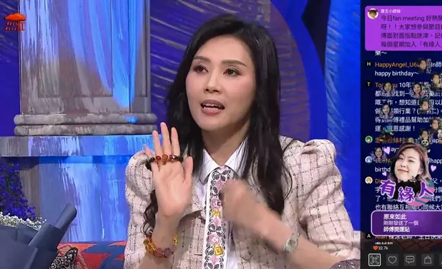 裸泳師傅贈Cindy一條金運石。