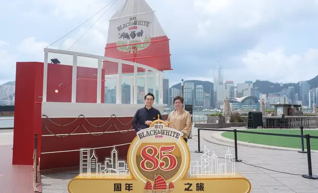 菲仕蘭（香港）有限公司董事總經理馮杰瑩女士（右）及菲仕蘭食品飲料（香港）有限公司商務總監雷志雄先生（左）主持「黑白®85周年之旅」開幕儀式