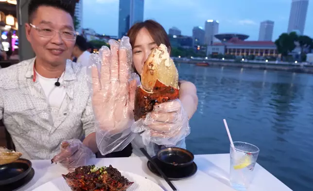 蟹鉗足有暉哥手掌般大。