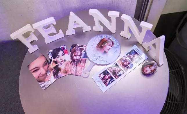咖啡店展出Feanna不同公開場合演出的靚相和小禮品。