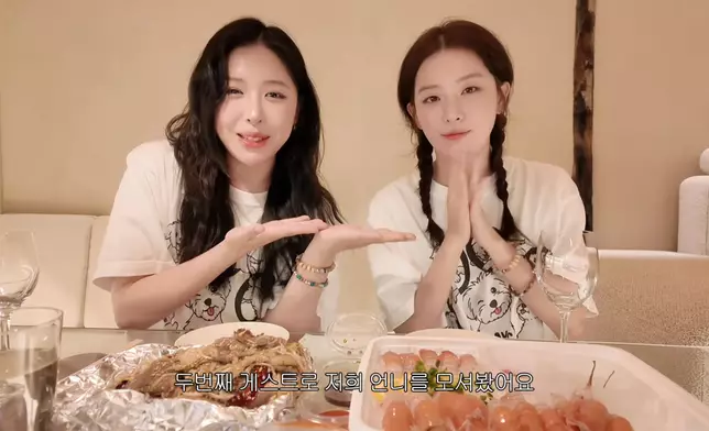 SUJIN在12天前才上傳與表姐Seulgi一同前往濟州島旅行的問答影片。影片截圖