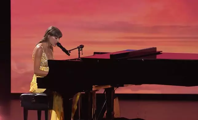 Taylor自彈自唱原創歌曲《I Knew It, I Knew You》掀高潮。
