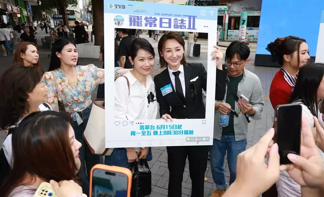 市民紛紛排隊影合照。