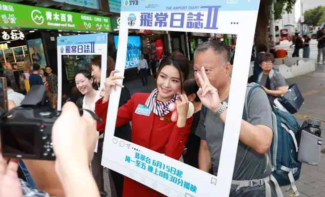 市民紛紛排隊影合照。